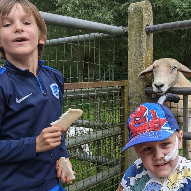 Neef Oscar ⛹🏼 en nichtje Nova 🧚