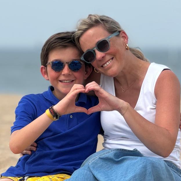 Two Lions, One Roar - Hélène