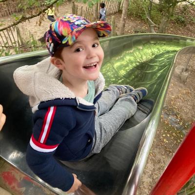 Léo kicking it with a smile