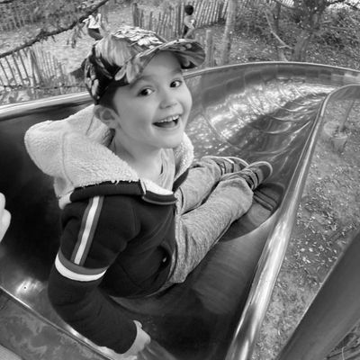 Léo kicking it with a smile