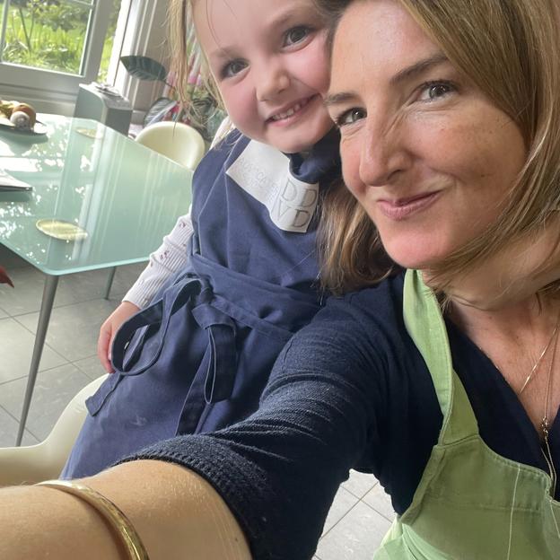 Elisabeth & Marie kicking it